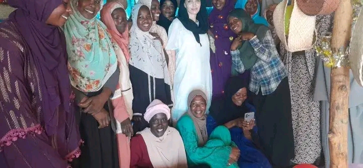 أنجلينا جولي تتفقد اللاجئين السودانيين في تشاد 1 أنجلينا جولي تتفقد اللاجئين السودانيين في تشاد
