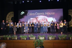 دار الأوبرا المصرية تحتفل بعيد العمال وتُكرم عدد من الفنانين والاداريين 2 123920 رئيس الاوبرا يكرم عدد من العاملين