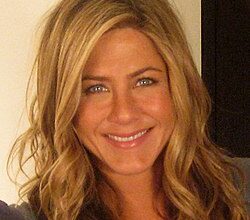 معجب يقتحم منزل النجمة الأمريكية جينيفر أنيستون. 7 250px Jennifer Aniston image 2 cropped