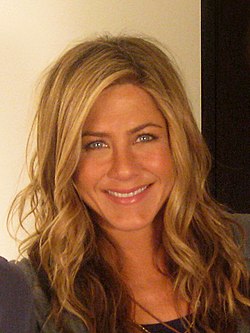 معجب يقتحم منزل النجمة الأمريكية جينيفر أنيستون. 1 250px Jennifer Aniston image 2 cropped