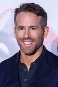 نجم عالمي يطالب "ديزني" بإنتاج فيلمًا من سلسلة حرب النجوم 2 Deadpool 2 Japan Premiere Red Carpet Ryan Reynolds cropped