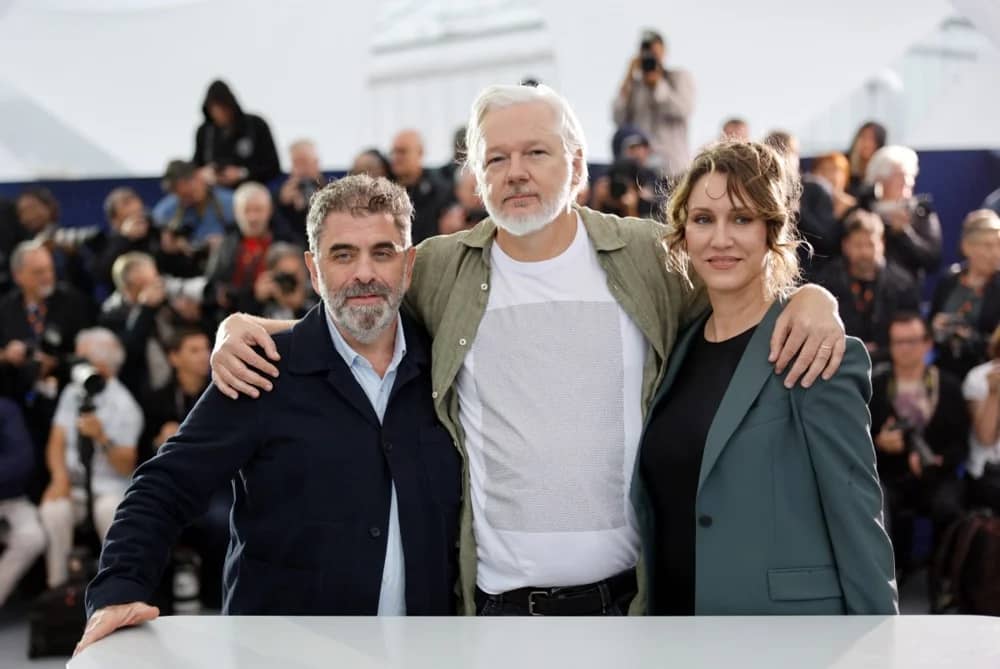 جوليان اسانج يظهر في كواليس مهرجان كان السينمائي 1 IMG 20250521 WA0037