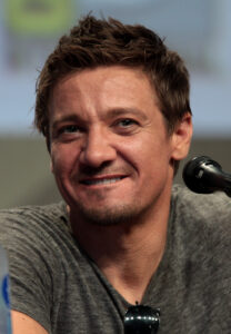 جيريمي رينر غاضب لإعادته للحياة من جديد 2 Jeremy Renner SDCC 2014 cropped