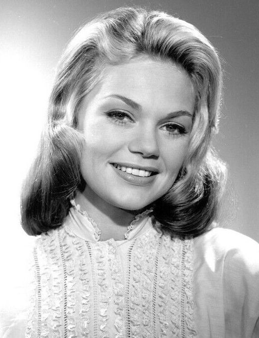 نجمة هوليوود تُمنع من دخول البيت الأبيض بسبب خطأ في جواز سفرها. 1 Dyan Cannon 1960 cropped