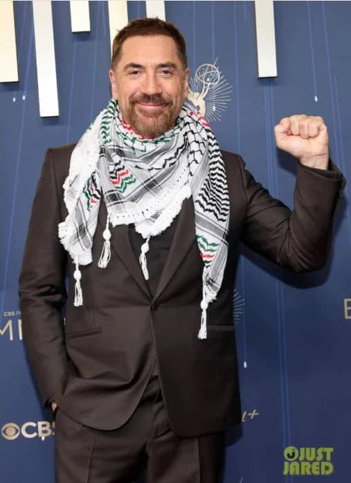 خافيير بارديم يلفت الأنظار في حفل جوائز الإيمي بدعمه للقضية الفلسطينية 1 IMG 20250915 WA0016