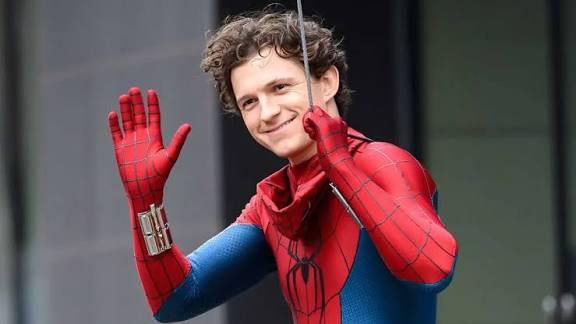 توم هولاند يكشف عن بداية جديدة لفيلم Spider-Man: Brand New Day 1 images 2025 09 24T113730.443 1