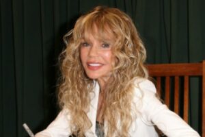 نجمة هوليوود تُمنع من دخول البيت الأبيض بسبب خطأ في جواز سفرها. 2 pasadena ca september 30 dyan cannon signs copies of her new book dear cary at vromans bookstore on september 30 2011 in pasadena california photo by jonathan leibsonfilmmagic stockpack gettyimages