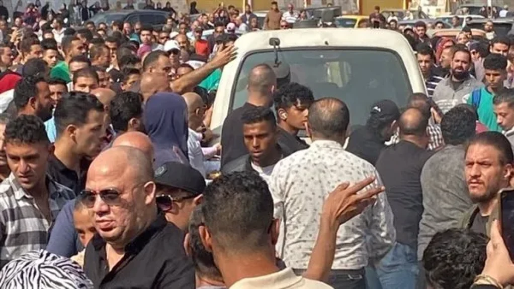 أهالي إمبابة يشيعون جثمان المطرب الشعبي إسماعيل الليثي 1 79365