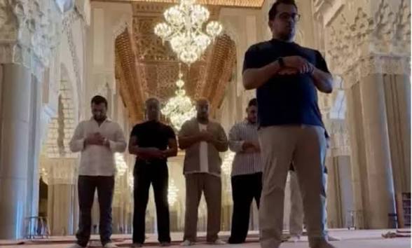 نجم "بريكينغ باد" يظهر يصلي في مسجد بالسعودية أثناء تصوير "DOGS7" 1 images 41