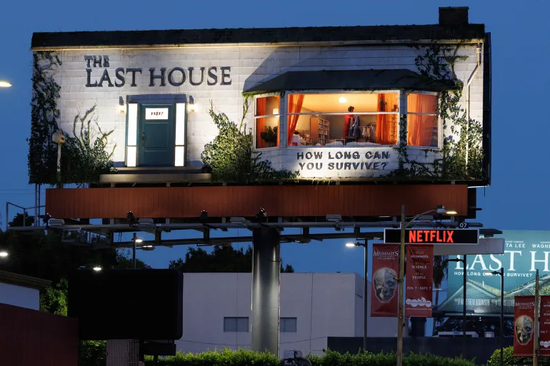 نتفليكس تحول لوحة إعلانية إلى "غرفة معيشة" للترويج لفيلم The Last House 1 564756 1786201322